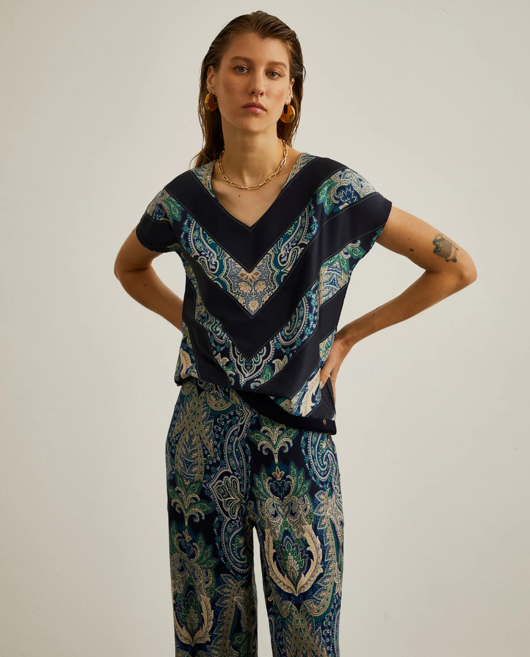 MULHER LION OF PORCHES Blusas^Blusa de manga curta com estampado