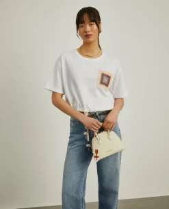MULHER LION OF PORCHES T-Shirts^T-shirt cropped com bolso em crochet