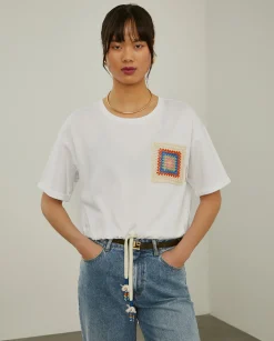 MULHER LION OF PORCHES T-Shirts^T-shirt cropped com bolso em crochet