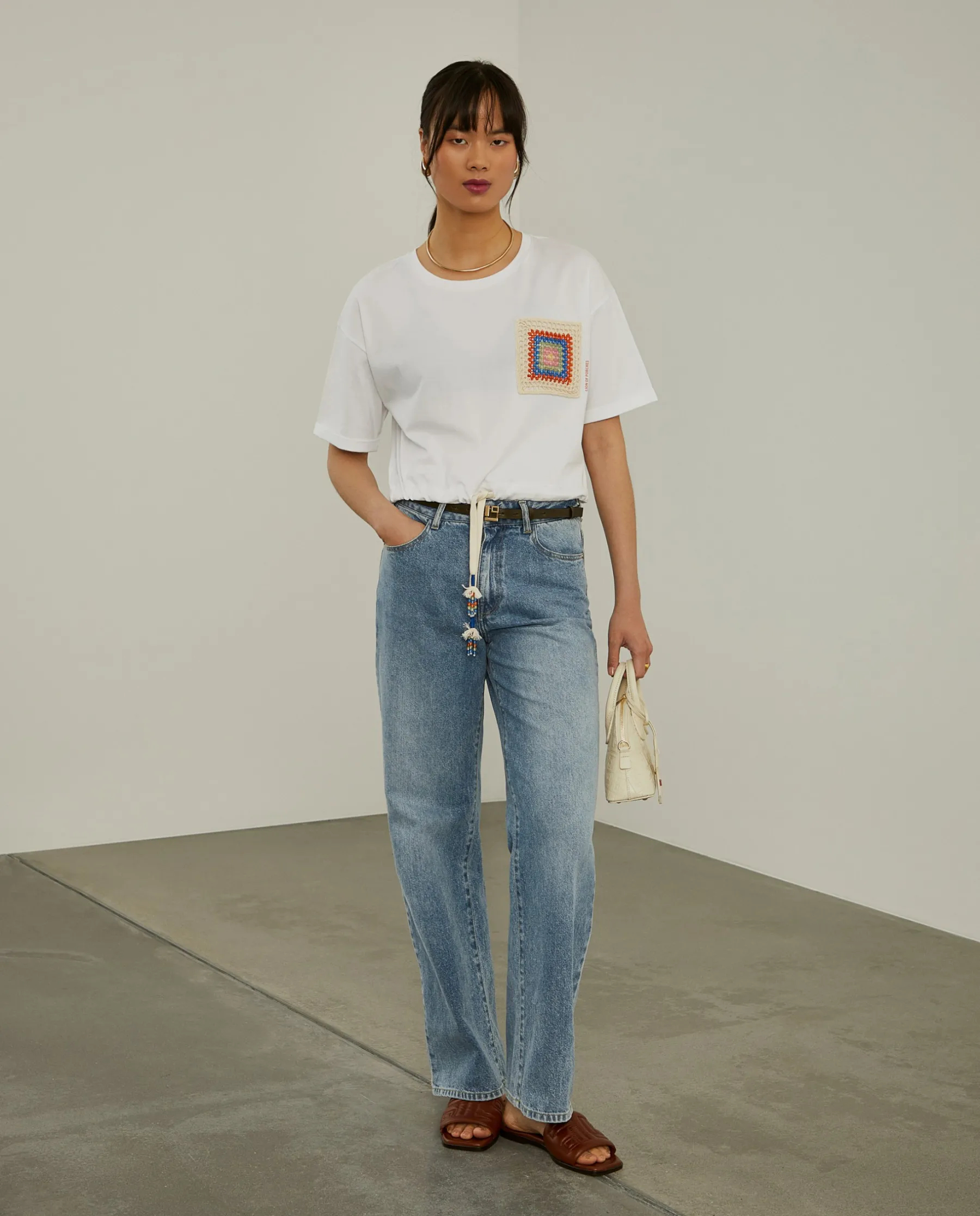 MULHER LION OF PORCHES T-Shirts^T-shirt cropped com bolso em crochet