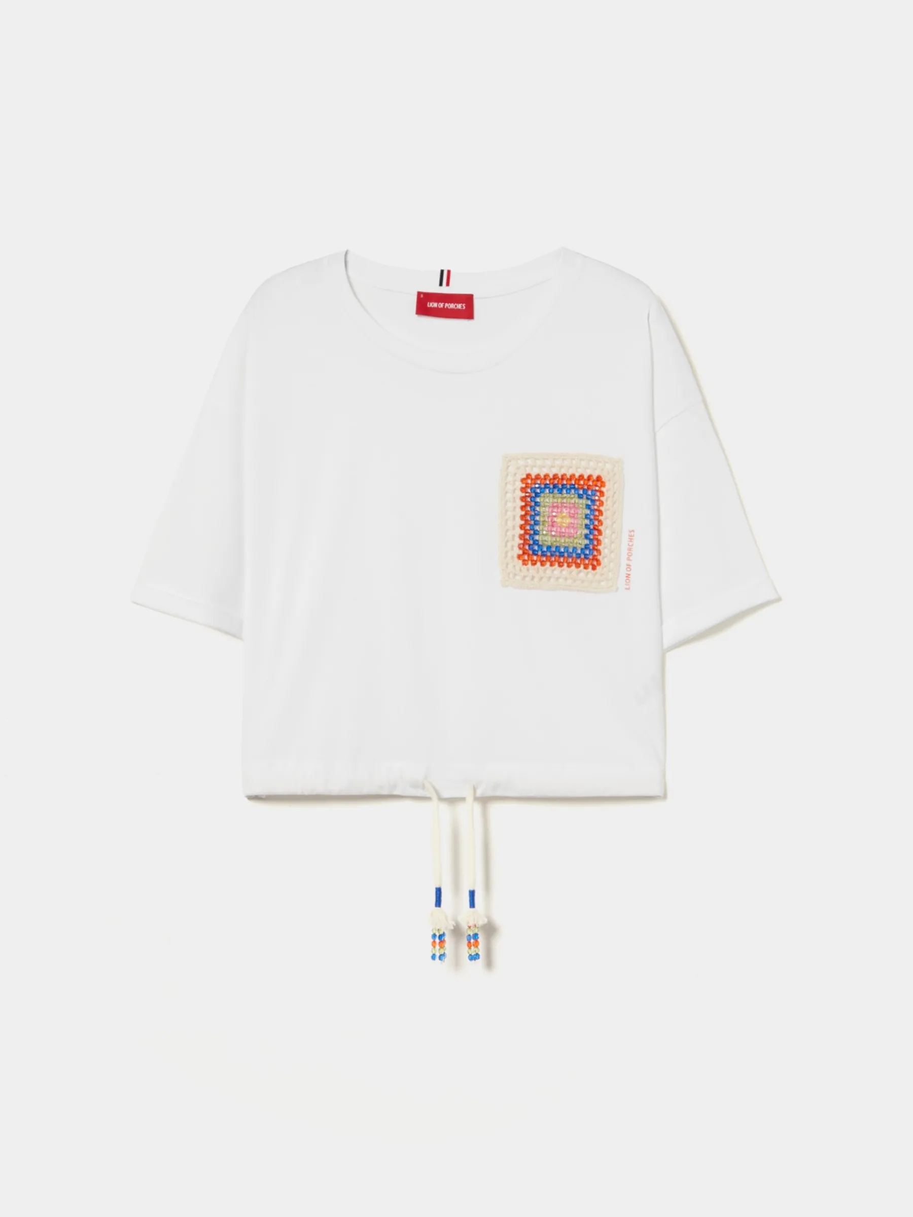 MULHER LION OF PORCHES T-Shirts^T-shirt cropped com bolso em crochet